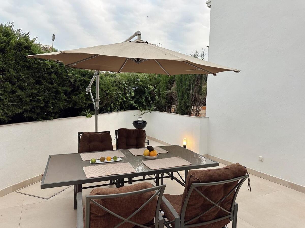 Marbella Hideaway Bbq, Pool & Best Walking Distance Beaches Apartemen