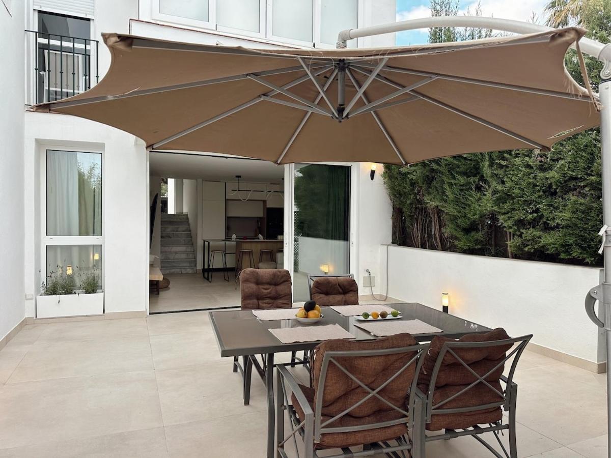 Marbella Hideaway Bbq, Pool & Best Walking Distance Beaches Apartemen